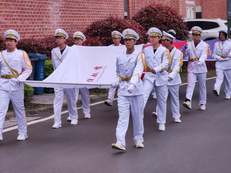 德育之窗|驛路梨花處處開，雷鋒精神代代傳 